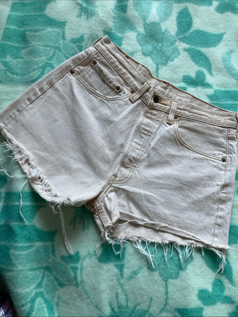 Levi’s high waisted tan/white ombré jean shorts m